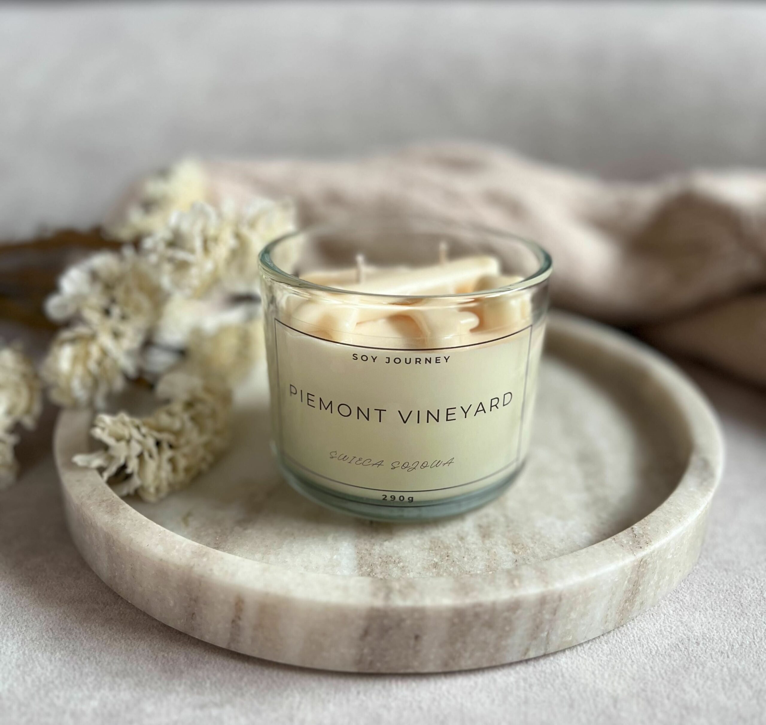 Świeca sojowa ręcznie robiona inspirowana podróżami z samolotem i chmurka -piemont vineyard 290g