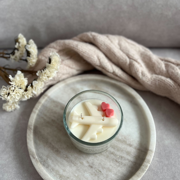 Świeca sojowa ręcznie robiona 290 g z samolotem i serduszkami