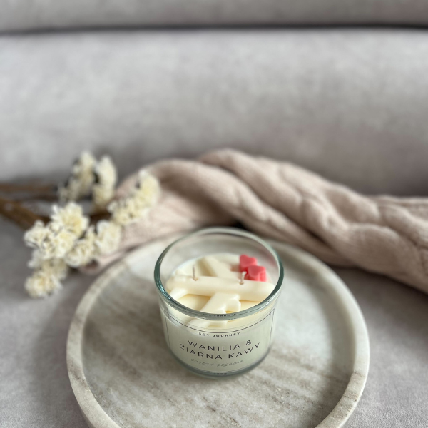 Świeca sojowa zalewowa ręcznie robiona 290 g z dekoracją samolot i serduszkami, wanilia i ziarna kawy, piemont wisnia pure soy